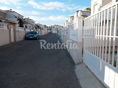 Alquilo Exterior del aloj. Alicante Torrevieja Casa