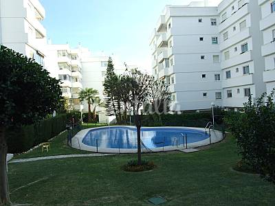 Comunitaria Bonito apto con piscina y parking Málaga