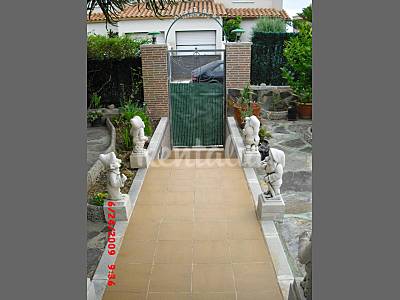 Entrada de la calle Casa Jardín Tarragona Roda de Barà Casa
