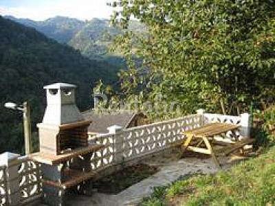 barbacoa y mesa de picnic Casa Jardín Asturias Mieres Casa